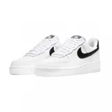 Championes Nike Air Force 1 de corte bajo, color blanco con detalles en textura de piel de serpiente en tono bronce en el swoosh lateral y en el talón.