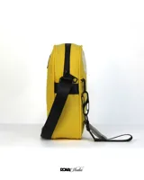 Bandolera amarilla con logo de la NBA y llavero con el logo de Los Angeles Lakers.