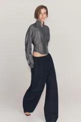 Corset tipo bomber de la colección Zara Woman, confeccionado en hilatura con mezcla de viscosa transparente, con cuello subido, manga larga y varillas interiores que definen la estructura. Cuenta con cierre frontal mediante ganchos metálicos.