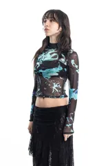 Top de mesh transparente con cuello alto y mangas largas, estampado con diseño abstracto en tonos celeste, azul y negro.