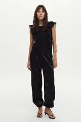 Blusa blanca vaporosa con volados en los hombros y cuello redondo.