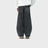Jean ultra baggy de color negro con lavado ácido, corte ancho y diseño holgado. Presenta bolsillos traseros con detalles deshilachados y bordados de llamas.