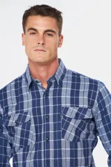 Camisa de franela a cuadros azul y blanco, de manga larga, con dos bolsillos frontales con solapa abotonada.