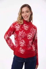 Sweater rojo con estampado de flores rosas y cuello alto.