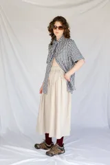Falda midi de corte amplio con cintura elastizada y frunces laterales, confeccionada en tejido tipo gobelino con estampado floral sobre fondo azul.