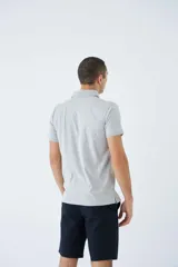 Polo de jersey gris con calce regular, logo bordado y mangas cortas. Confeccionada en 97% algodón y 3% spandex.