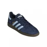 Championes Adidas Handball Spezial azul marino con detalles en celeste y suela de goma marrón.