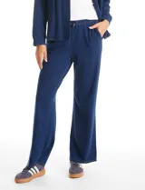 Pantalón tipo jogger de denim azul, con corte de pierna ancha y recta. Cuenta con pretina elastizada con cordón de ajuste y bolsillos laterales insertados.