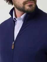 Sweater de tejido de punto azul navy RKF, modelo Amalfi, con cierre frontal completo, cuello alto y manga larga. Confeccionado en una mezcla de cashmere y seda.