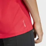 Remera deportiva Adidas de running, color rojo, con cuello redondo y mangas cortas. Presenta el logo de la marca en color blanco en el pecho y tecnología Climacool para gestión del sudor.