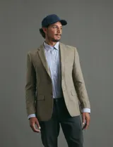 Saco sport de gamuza ecológica, con cierre de dos botones frontales, solapas clásicas y bolsillos laterales con solapa.