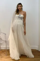 Vestido largo de novia en gasa color blanco marfil, con escote corazón, breteles finos y detalles de plata y tul con bordado en el corpiño.
