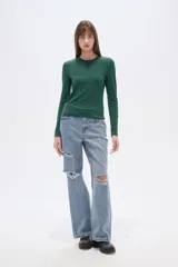 Remera verde esmeralda de manga larga, corte ajustado y cuello redondo.