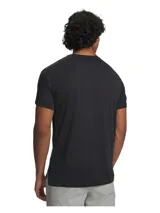 Remera deportiva de manga corta Under Armour, confeccionada en tejido ligero y transpirable con tecnología de secado rápido. Presenta un diseño de cuello redondo, ajuste ergonómico y logotipo reflectante en el pecho.