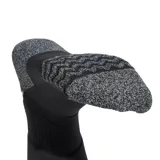 Medias de fútbol Adidas del uniforme de local de la Juventus, temporada 24/25, color negro con detalles en blanco.