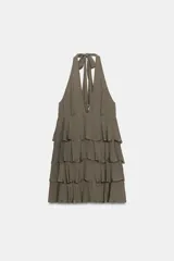 Vestido corto de cuello halter y escote en V, con diseño de múltiples volantes en capas y forro interior combinado a tono.
