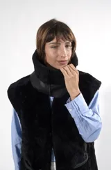 Cuello alto reversible confeccionado en cuero vacuno y piel sintética de color negro, diseñado para brindar abrigo y estilo.
