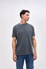 Remera de manga corta con bolsillo en el pecho y bordado de la marca. Confeccionada en algodón lavado con textura extra suave y calce relajado.