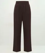 Pantalón wide leg color bordó, confeccionado en tejido de algodón y poliéster. Presenta cintura elástica y diseño liso con detalle de costura vertical frontal.