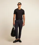 Remera slim negra de algodón peruano con cuello en V y manga corta.