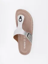 Sandalias planas de dedo tipo Birkenstock, color plateado, con base de corcho y hebilla de ajuste lateral.