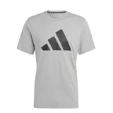 Remera gris de entrenamiento Adidas Train Essentials para hombre, con logo de la marca estampado en el pecho. Confeccionada con tejido liviano y tecnología Aeroready.