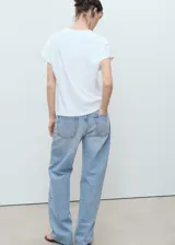 Camiseta de manga corta con cuello redondo, confeccionada en algodón de gramaje medio con diseño recto y ajuste regular.
