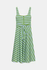 Vestido midi de tirantes anchos y escote cuadrado con rayas horizontales verdes y celestes en la parte superior y verticales en la falda. Cuenta con botones frontales dorados y un cinturón de la misma tela para anudar en la cintura.