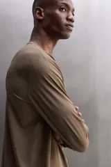 Camiseta negra de entrenamiento de corte regular fit, confeccionada en tejido técnico ligero y elástico. Cuenta con cuello redondo, mangas largas, costuras planas y logo estampado. Zara Athleticz.