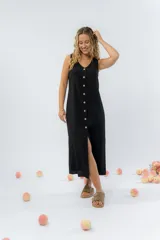 Vestido largo de lino con escote en V, diseño recto y fluido, con cierre frontal abotonado mediante botones de madera.