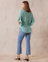 Blusa de gasa estampada marca Ruby Rd, con cuello a la base, abertura central con botones y mangas cortas amplias con volados.