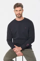 Buzo de felpa de algodón azul marino, de corte clásico con cuello redondo, manga larga y bolsillo tipo canguro. Presenta un pequeño logo bordado en el pecho y un estampado en la manga izquierda.