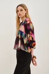 Camisa de viscosa con estampado abstracto multicolor, corte holgado, cuello redondo con cordones y mangas tres cuartos.