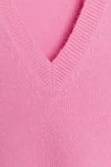Jersey de punto amplio confeccionado en 100% lana, con cuello en pico y manga larga de diseño holgado.