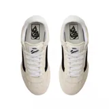 Championes Vans modelo Super Lowpro, de perfil bajo, color crema con la icónica banda lateral en negro y suela de goma color caramelo.