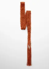 Fular estrecho tejido en crochet color naranja, con terminación de flecos largos en los extremos.