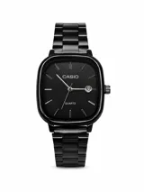 Reloj Casio con mecanismo de cuarzo, caja cuadrada de 36mm y malla de acero inoxidable, todo en color negro. Presenta esfera minimalista con indicadores de hora lineales y ventana de fecha.