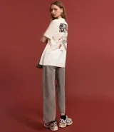 Remera de algodón color crudo con cuello redondo y mangas cortas. Estampa frontal pequeña y estampa trasera grande de Tom y Jerry.