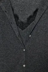 Conjunto de chaqueta de punto de cuello redondo y manga larga con cierre frontal de botones, combinada con un top interior de escote en pico con detalles de encaje.