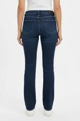 Pantalón de jean blanco de tiro alto, corte oxford y diseño clásico con bolsillos.