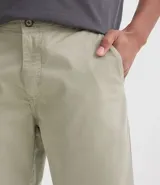 Bermuda de sarga color blanco, de corte recto y diseño básico con bolsillos laterales y traseros.