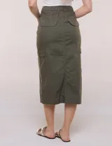 Falda midi estilo cargo de gabardina de algodón color beige, de silueta recta y tiro alto con pretina posterior elastizada. Cuenta con bolsillos funcionales diagonales, laterales tipo cargo con solapa y traseros con tapa, además de tajo frontal inferior.