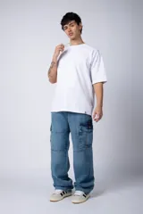 Pantalón jean cargo de corte oversize y tiro medio, con bolsillos laterales tipo cargo y costuras reforzadas en las rodillas.