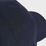 Gorro tipo baseball Adidas de color azul marino con logo blanco bordado en el frente. Presenta visera curvada con detalle de borde en color blanco, estructura de cinco paneles y cierre ajustable en la nuca.