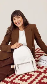 Mochila negra combinada con nobuck, bolsillo amplio adelante con broche y cierre, bolsillos en los costados, asas regulables y bolsillos internos.