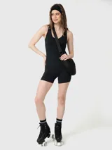 Enterito corto de una pieza, color negro, con diseño ajustado, escote redondo y espalda con abertura media. Confeccionado en tejido suave con tratamiento de aloe vera.