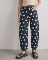 Jean estilo baggy de tiro alto y diseño barrel en color azul marino con estampado de lunares blancos.