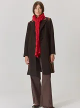 Tapado de lana color marrón oscuro, con diseño de corte recto a la rodilla, solapas clásicas y cierre frontal con botones. Presenta detalles en contraste en los hombros y laterales.