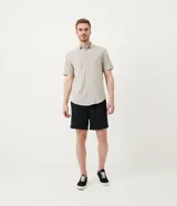 Camisa de hombre de manga corta confeccionada en mezcla de lino y algodón. Presenta un calce comfort, cuello camisero, cierre frontal con botones y un bolsillo en el pecho. Marca Marfinno.