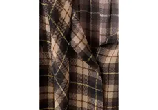 Blusa de manga larga con estampado de cuadros en tonos marrones y grises, cuello clásico y cierre frontal con botones ocultos.